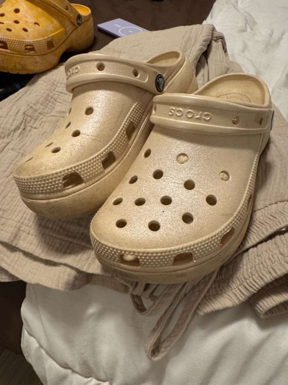 CROCS Classic Clog Platform in Metallic Cream